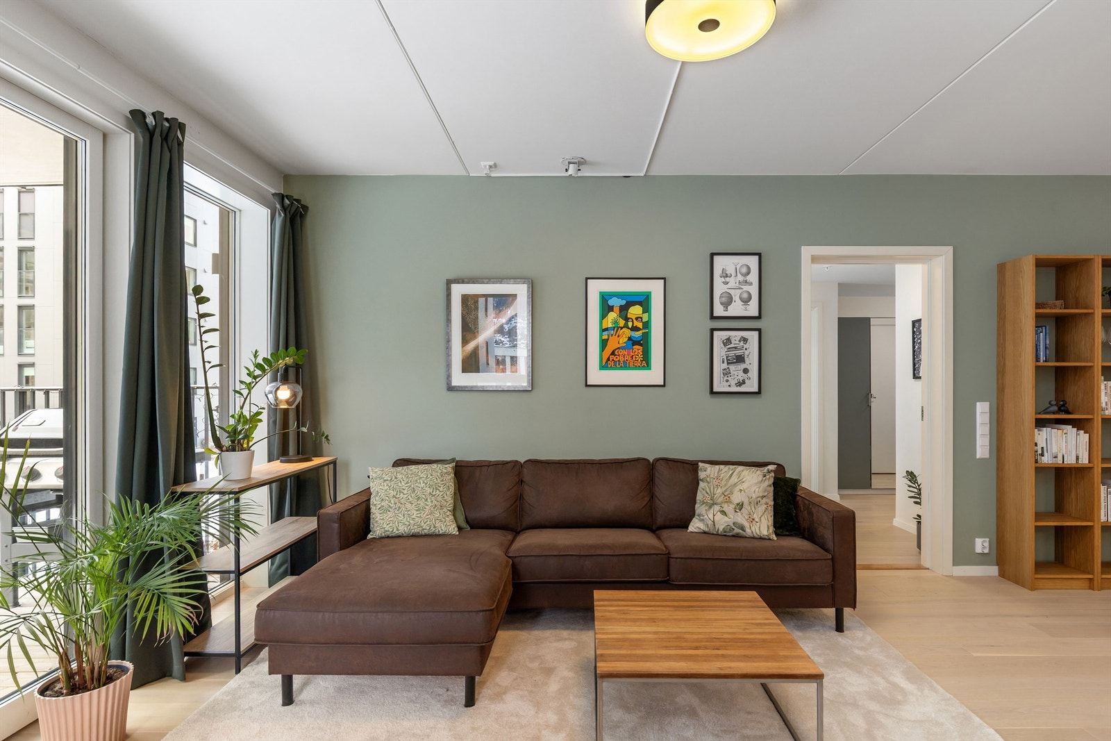 Deler av stuen er nymalt i 2026, som gir et friskt og moderne preg. Store vindusflater sørger for rikelig med naturlig lys inn i stuen. Foto: Petter Tanum Larsen Galleribilde