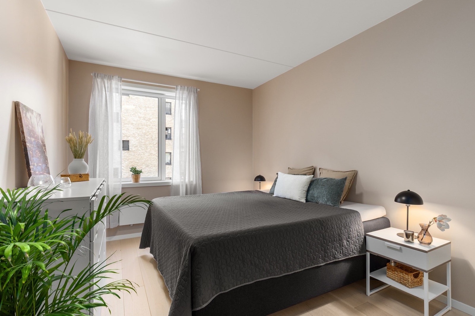 Hovedsoverommet er romslig, med gode møbleringsmuligheter. Det er plass til dobbeltseng med nattbord på begge sider, kommode og garderobeskap. Galleribilde