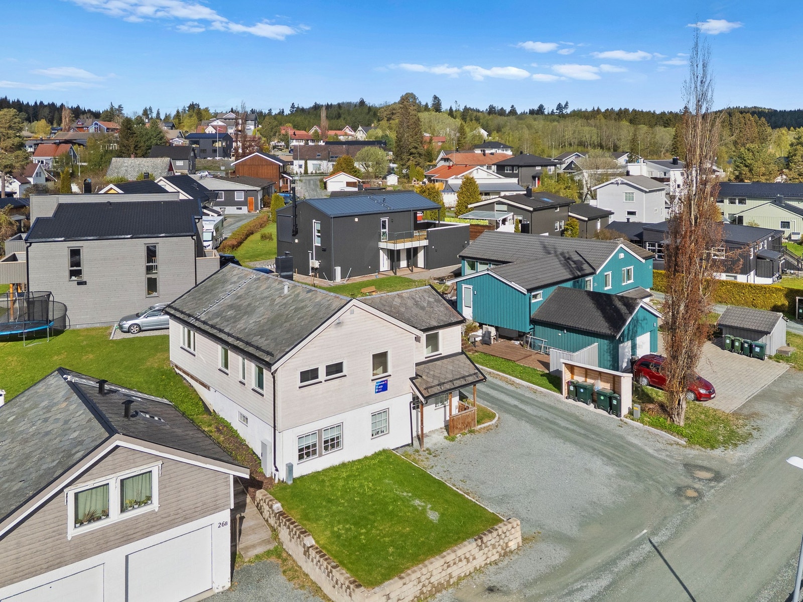 Det er parkering på oppstillingsplasser. Galleribilde