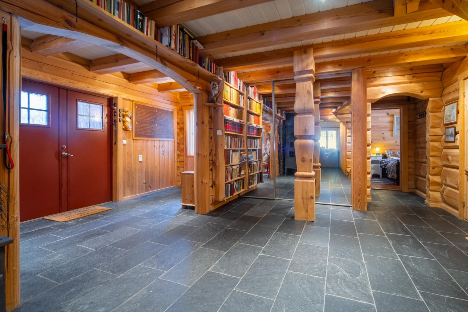 Inngangsparti med hall Galleribilde