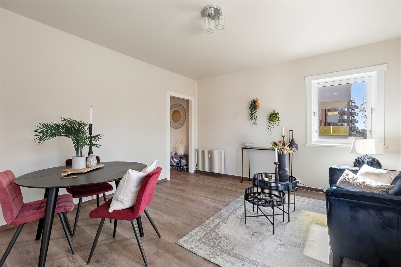 Rommet er enkelt å møblere med plass til både sofagruppe og spisebord. Galleribilde