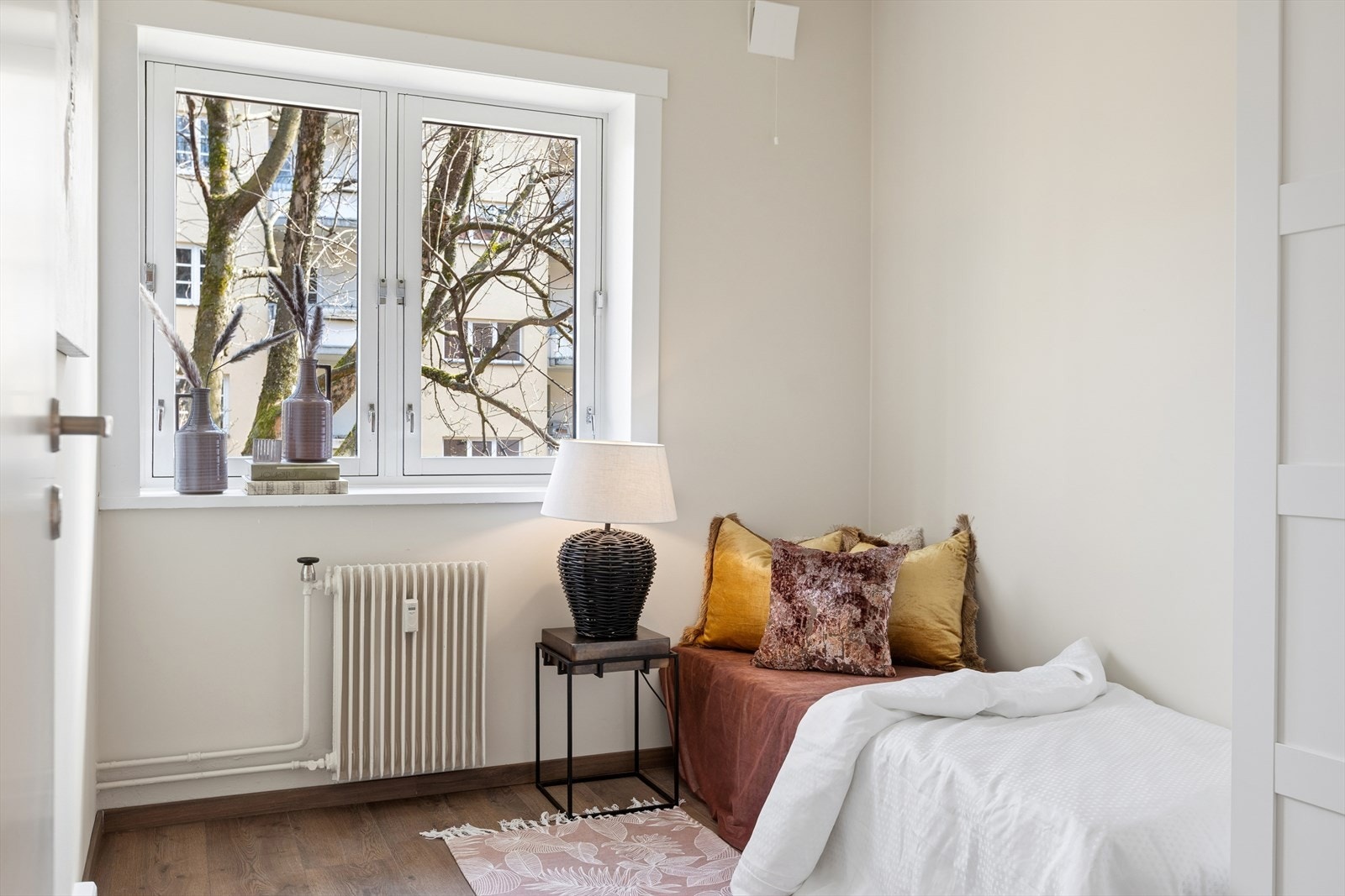 Det andre soverommet egner seg godt som barnerom, gjesterom eller kontor. Også her er det nytt garderobeskap. Galleribilde