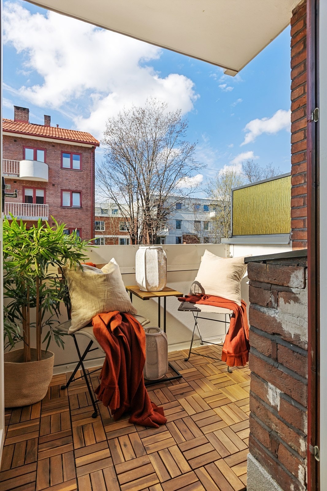 Den vestvendte balkongen på 2,6 m² har plass til en sittegruppe og vender mot borettslagets skjermede fellesareal. Galleribilde