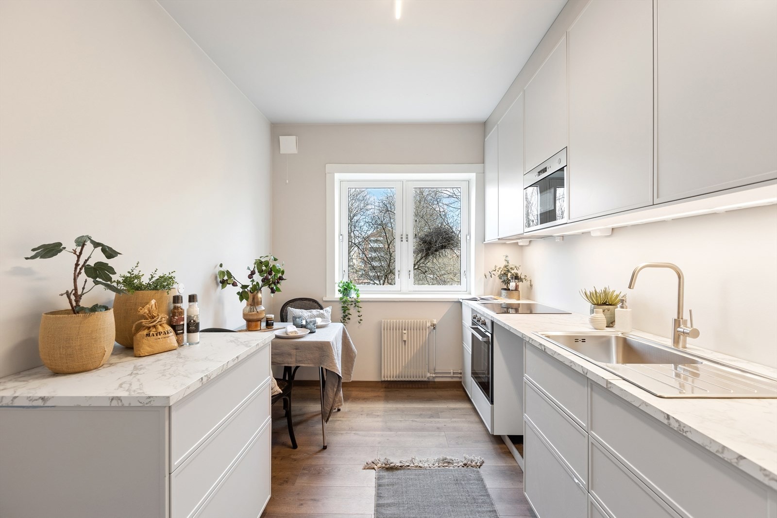 Det er god plass til en hyggelig spisekrok ved vinduet på kjøkkenet, som vender ut mot det grønne gårdsrommet. Galleribilde