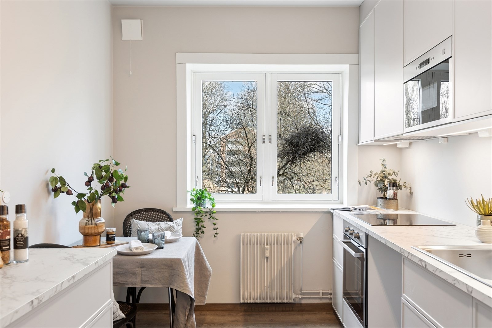 Kjøkkenet har nye elektriske kurser fra 2026 til alle hvitevarer, inkludert avsatt plass til oppvaskmaskin. Galleribilde