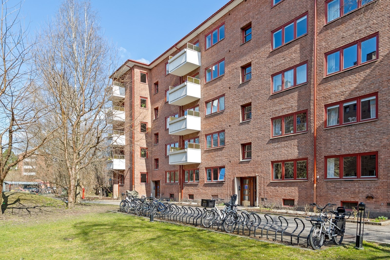Bygården fra 1941 har en klassisk fasade i spekkmurt teglstein, som ble renovert i 2019. Det er rikelig med sykkelparkering. Galleribilde