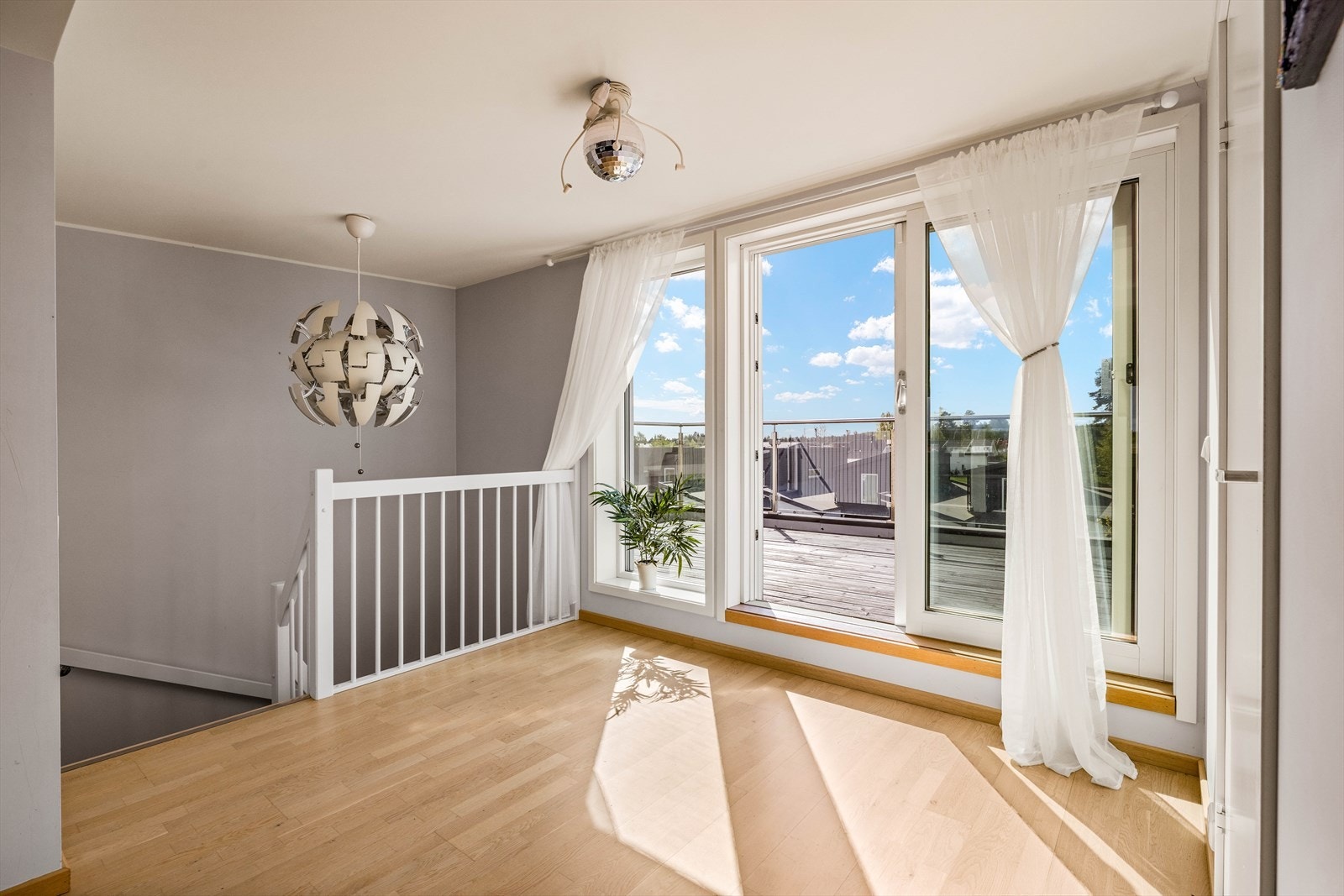 Gang i toppetasjen, med skyvedør ut til solrik takterrasse. Galleribilde