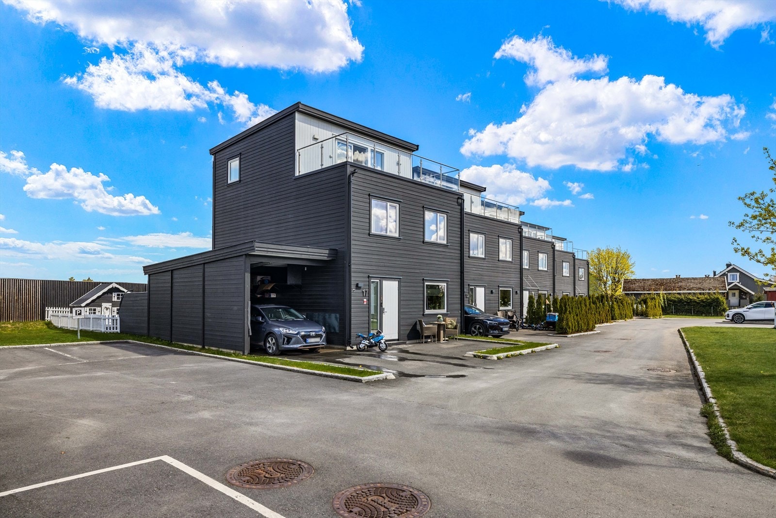 Parkering i carport med tilliggende bod, samt foran denne. Galleribilde