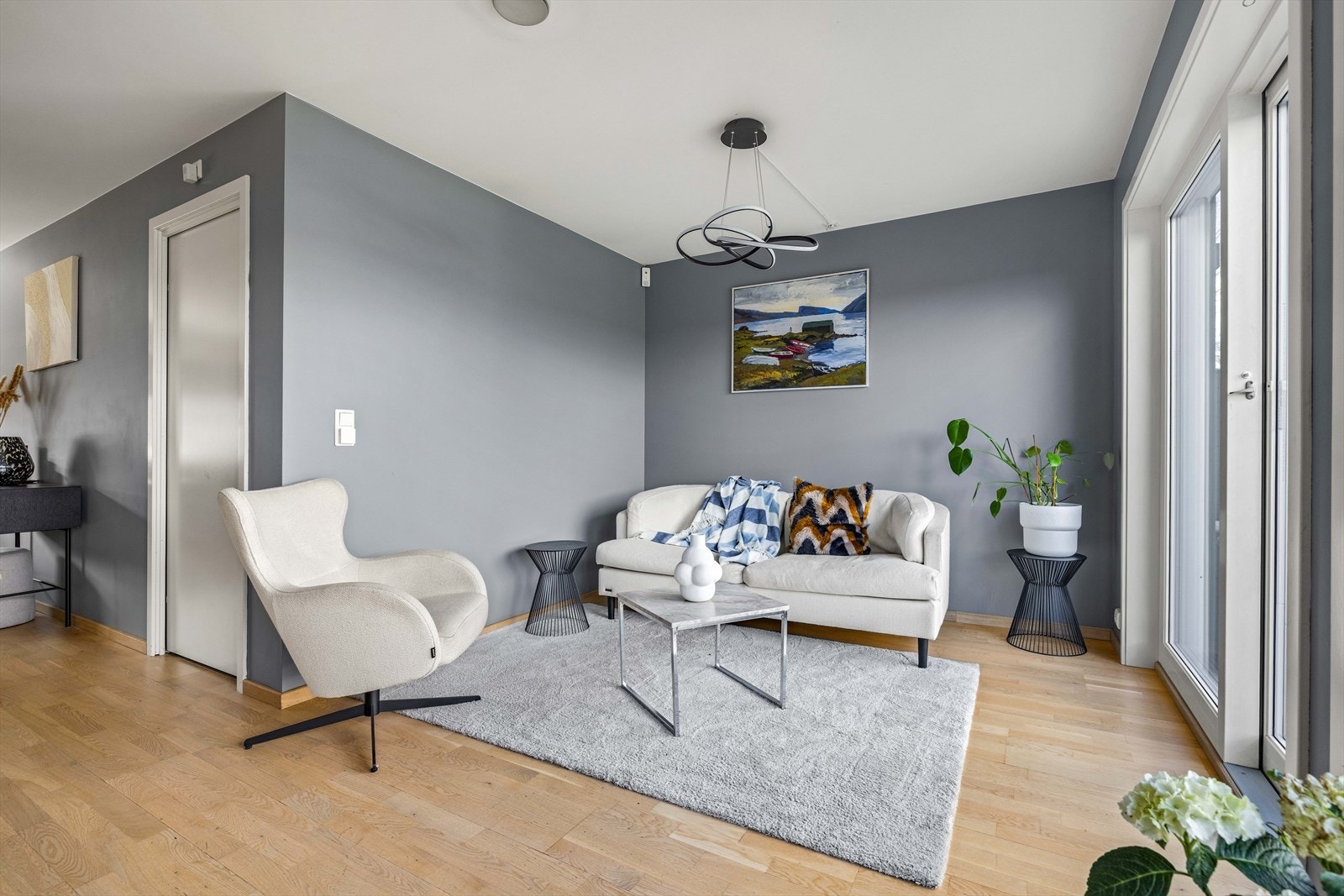 Moderne standard fra 2017 med slette overflater, parkettgulv og store vindusflater som gir mye lysinnslipp. Galleribilde