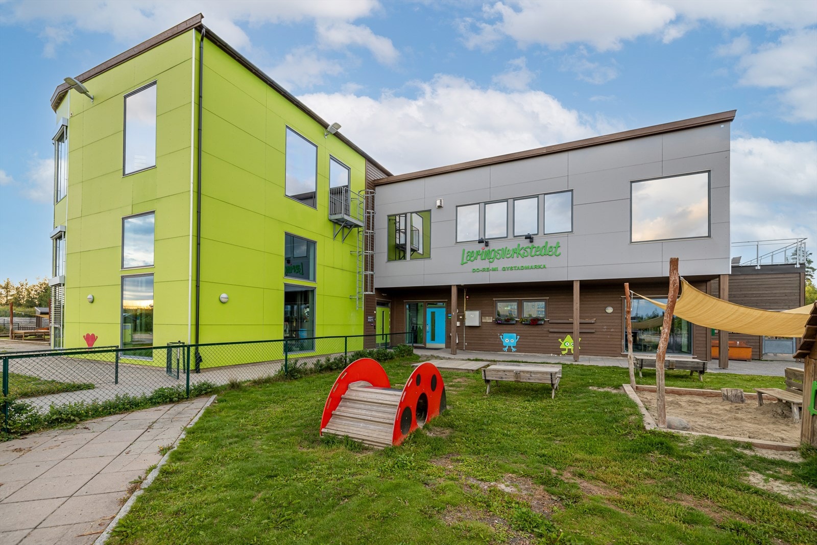 Det er kort vei til skoler i alle trinn og flere barnehager. Boligen sokner til Algarheim skolekrets. Galleribilde