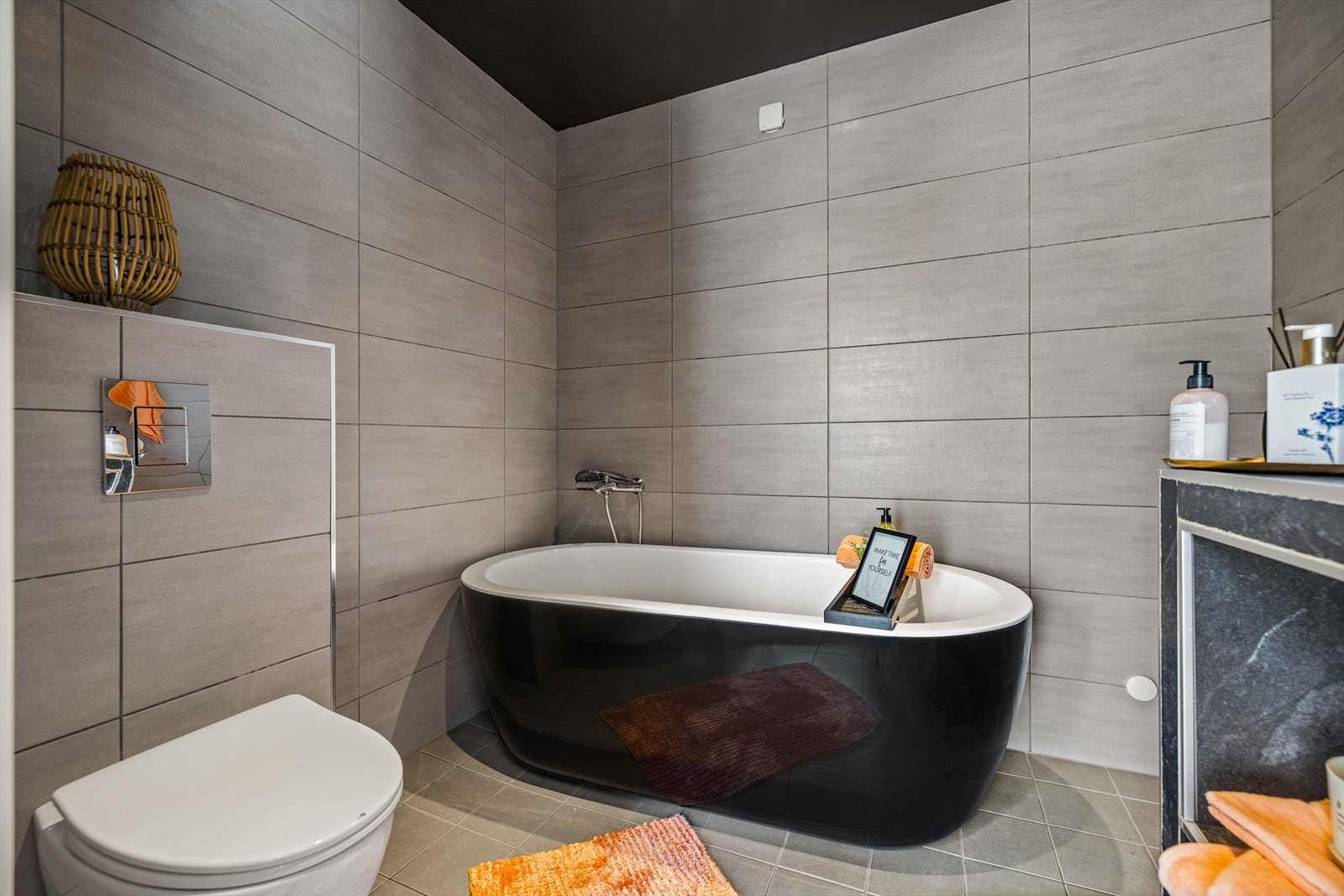 Badet er innredet med badekar m/armatur, veggmontert wc og opplegg for vaskemaskin. Galleribilde