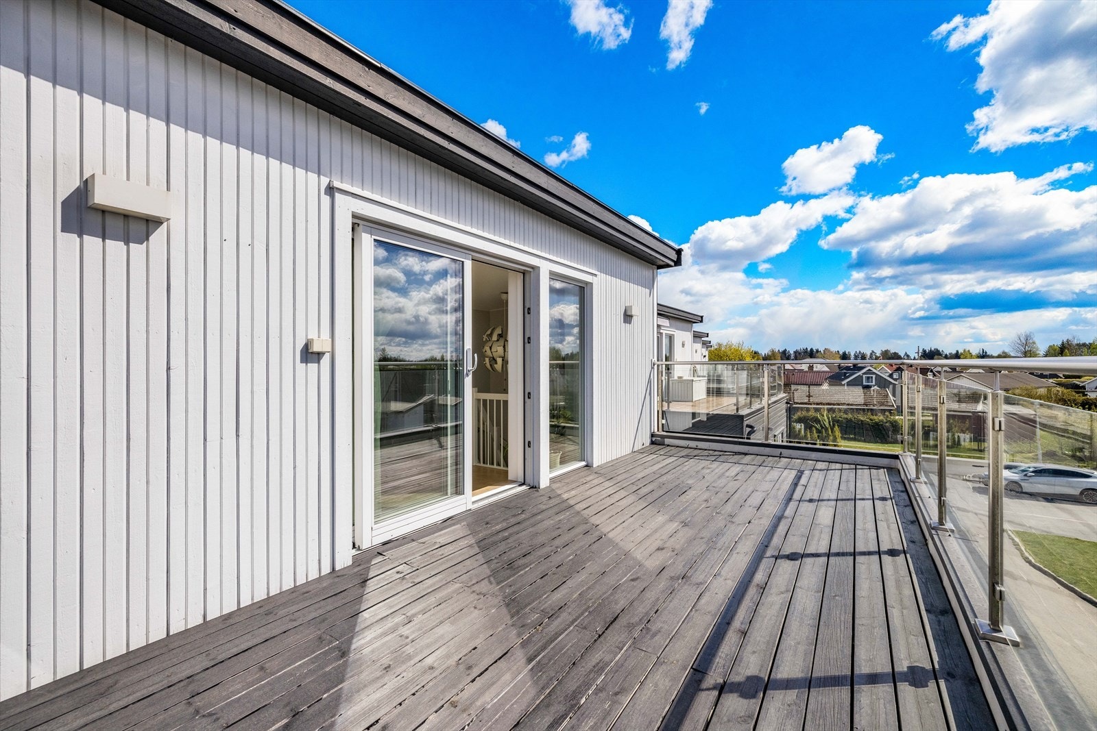 terrassen måler ca. 17 kvm og har meget gode solforhold og fin utsikt. Galleribilde