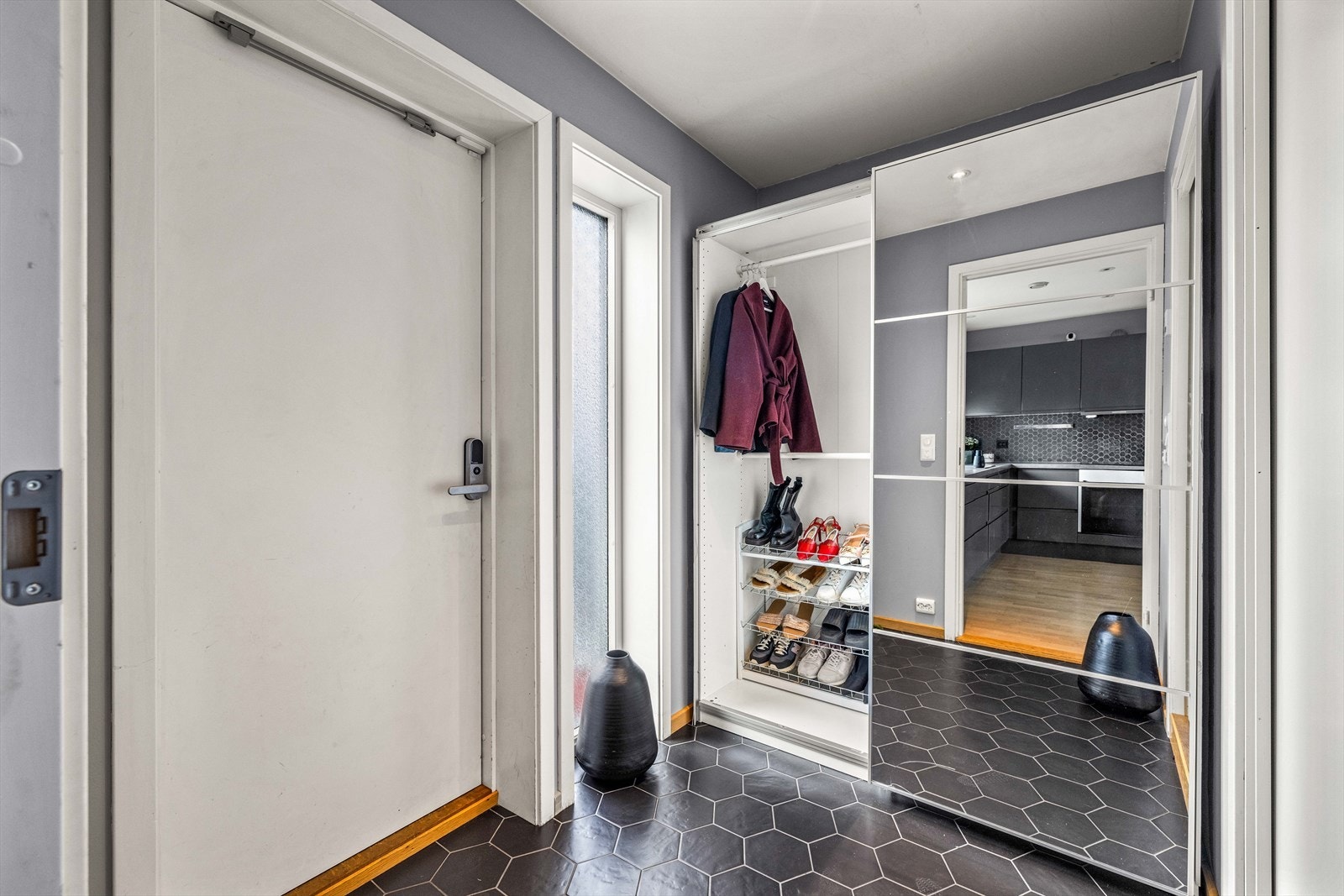 Flislagt entré med skyvedørsgarderobe og praktisk kodelås på ytterdør. Galleribilde