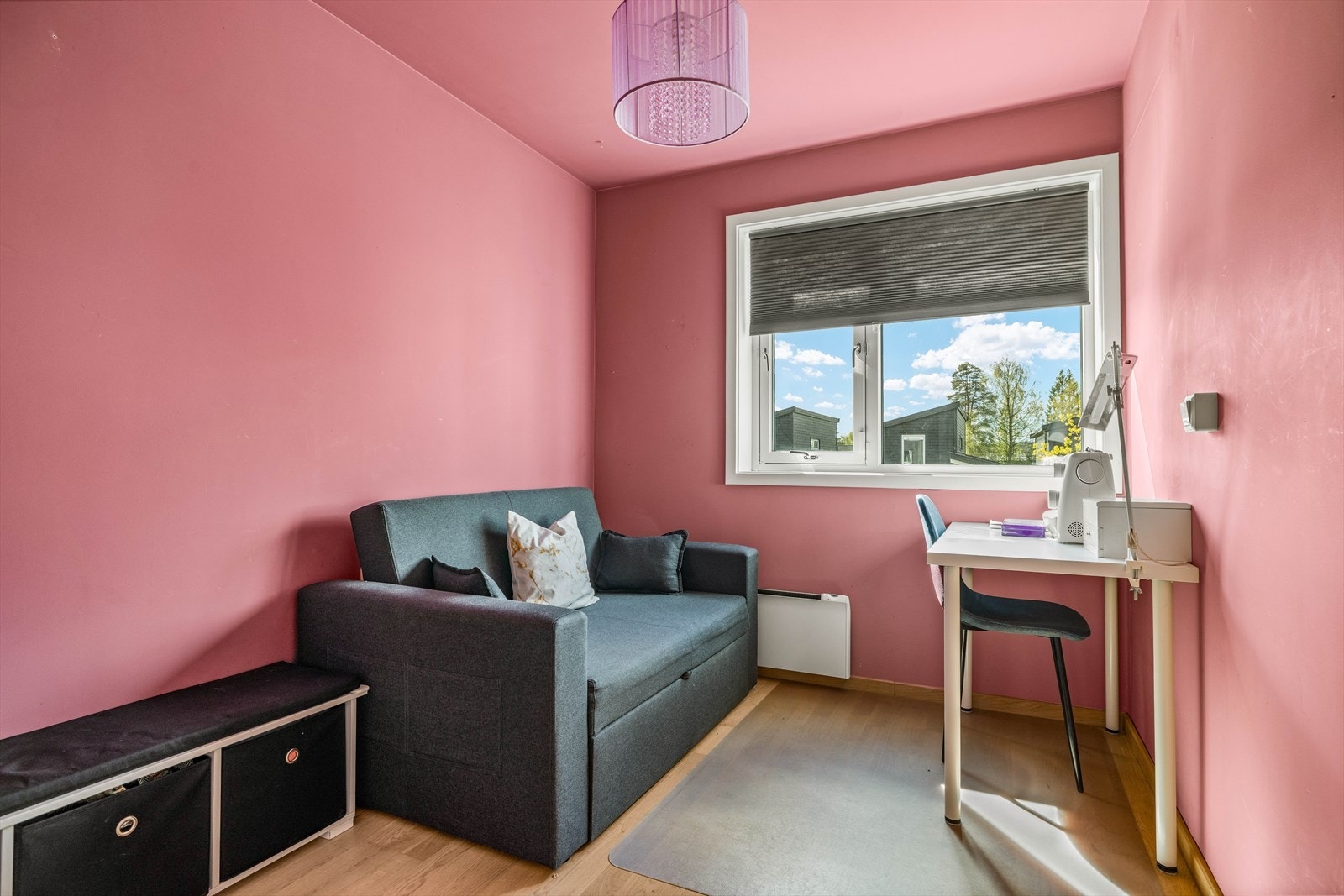 Oppvarming via panelovner og store vinduer med ekstra luftemuligheter. Galleribilde