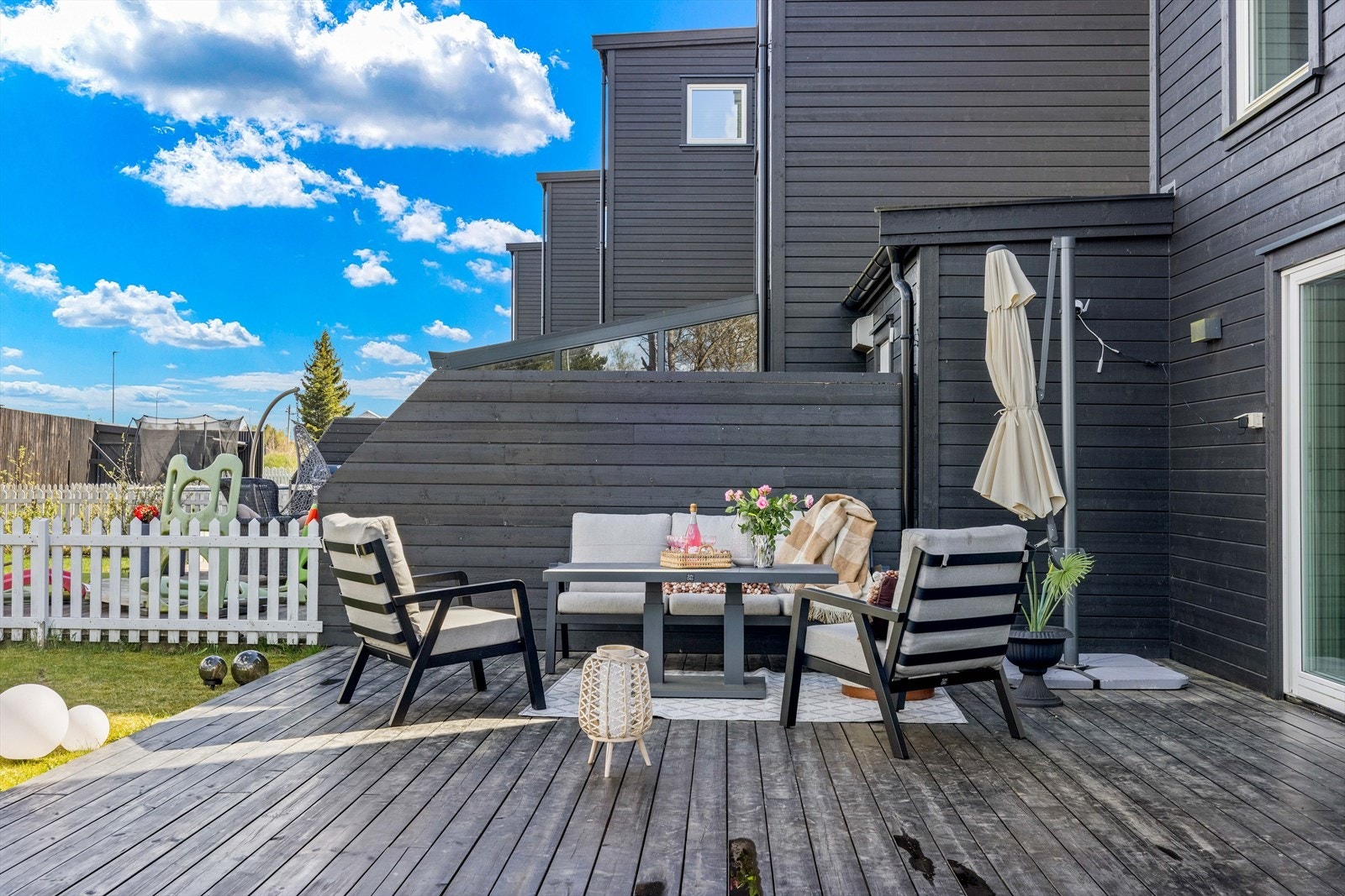Uteplassen har treterrasse med lekestue, og delvis inngjerdet hage. Galleribilde