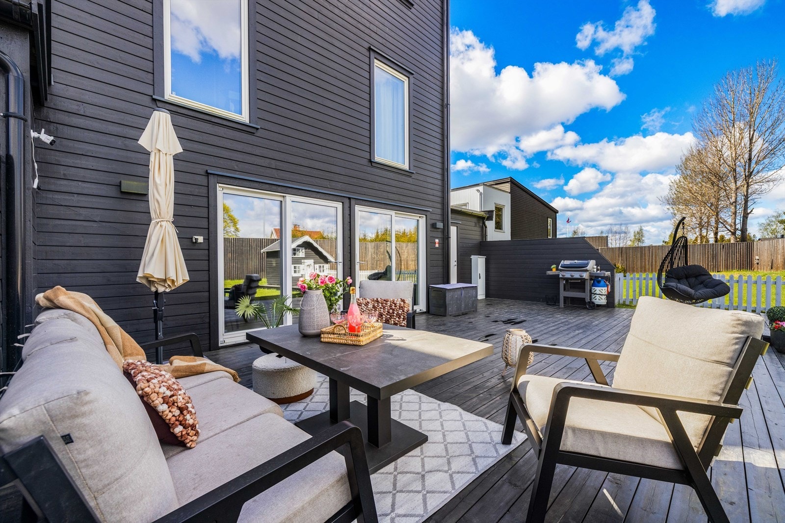 67 kvm solrik terrasse med lite innsyn på baksiden av huset. Galleribilde