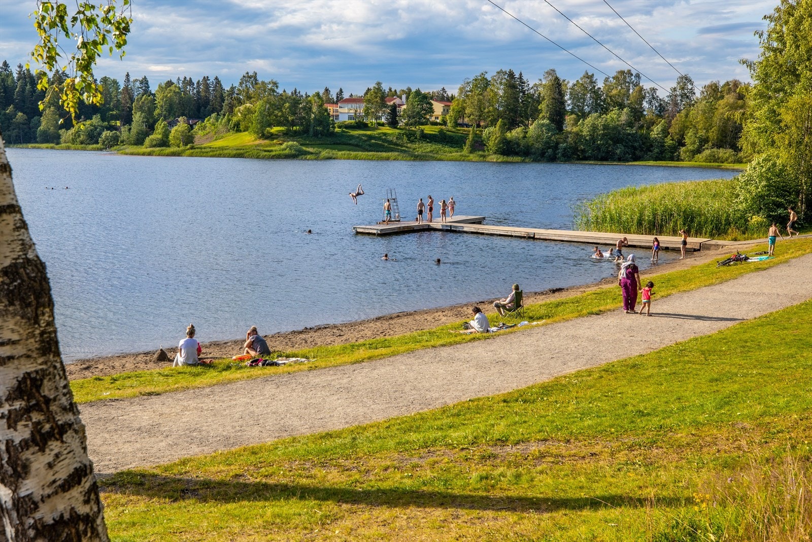 Nordbytjernet byr på fin badeplass på sommerstid. Galleribilde