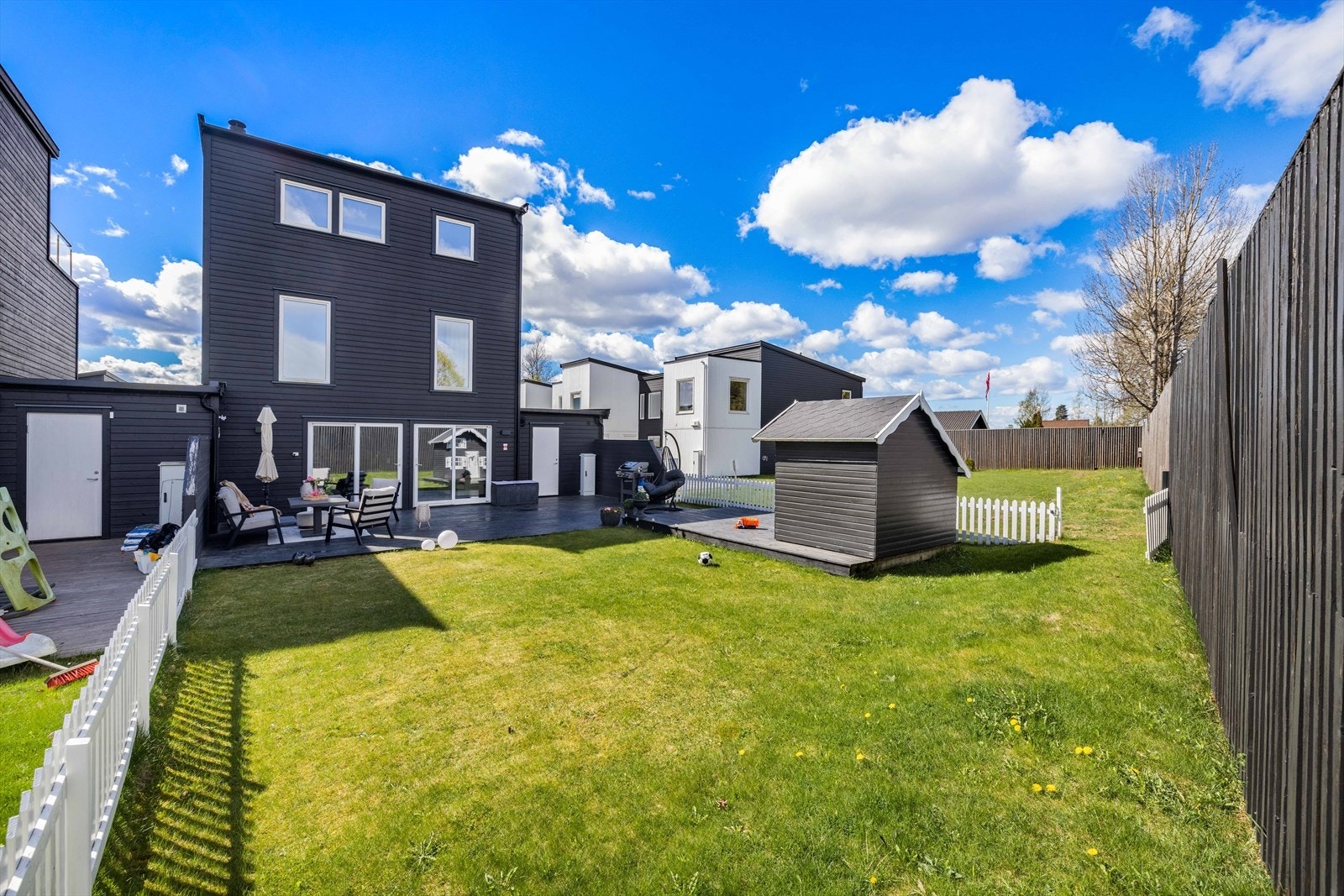 Boligen har god internbeliggenhet på enden av rekken, med stor terrasse og hage, samt tilliggende fellesareal som gir ekstra mye uteområde å boltre seg på. Galleribilde