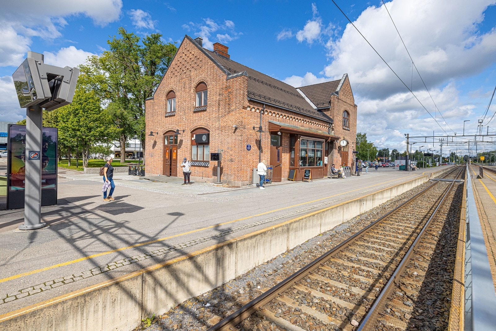 Fra Jessheim stasjon kan du ta toget køfritt til Oslo S på under 40 min og Gardermoen på ca. 17 min. Bussterminalen ligger også her. . Galleribilde