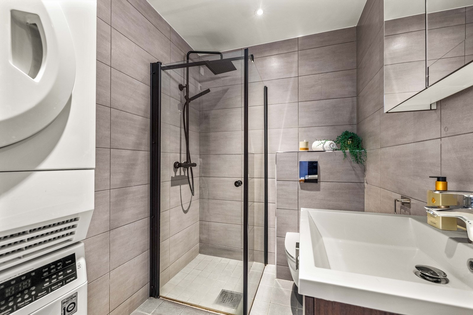 Badet har flislagt overflater, gulvvarme og downlights. Galleribilde