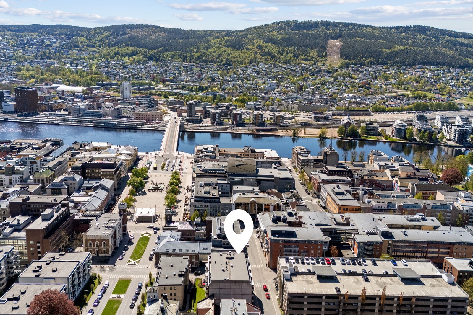 Elva er et populært tur- og rekreasjonsområde for byens innbyggere. Her finner du pent opparbeidede turveier, sitteplasser, sandstrender og andre rekreasjonsmuligheter Galleribilde