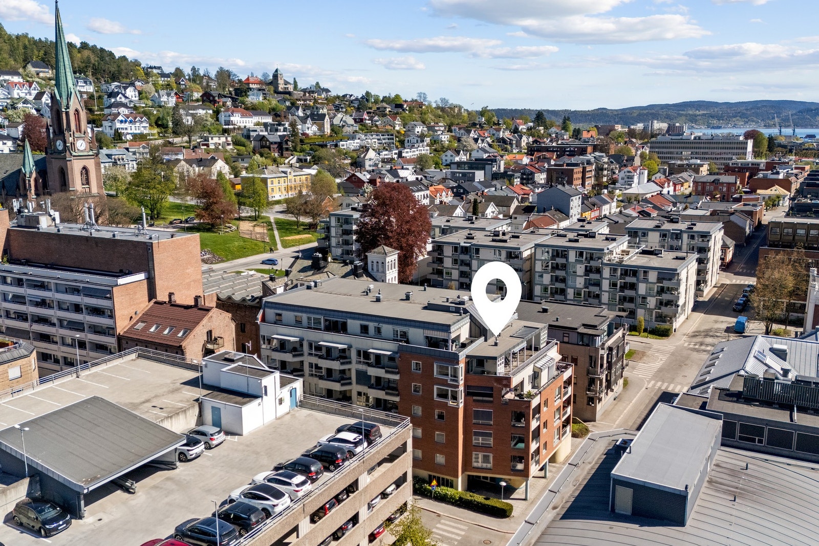 Busstopp i Albums gate ligger i umiddelbar nærhet, og det er rundt 10 minutters gange til Drammen togstasjon Galleribilde