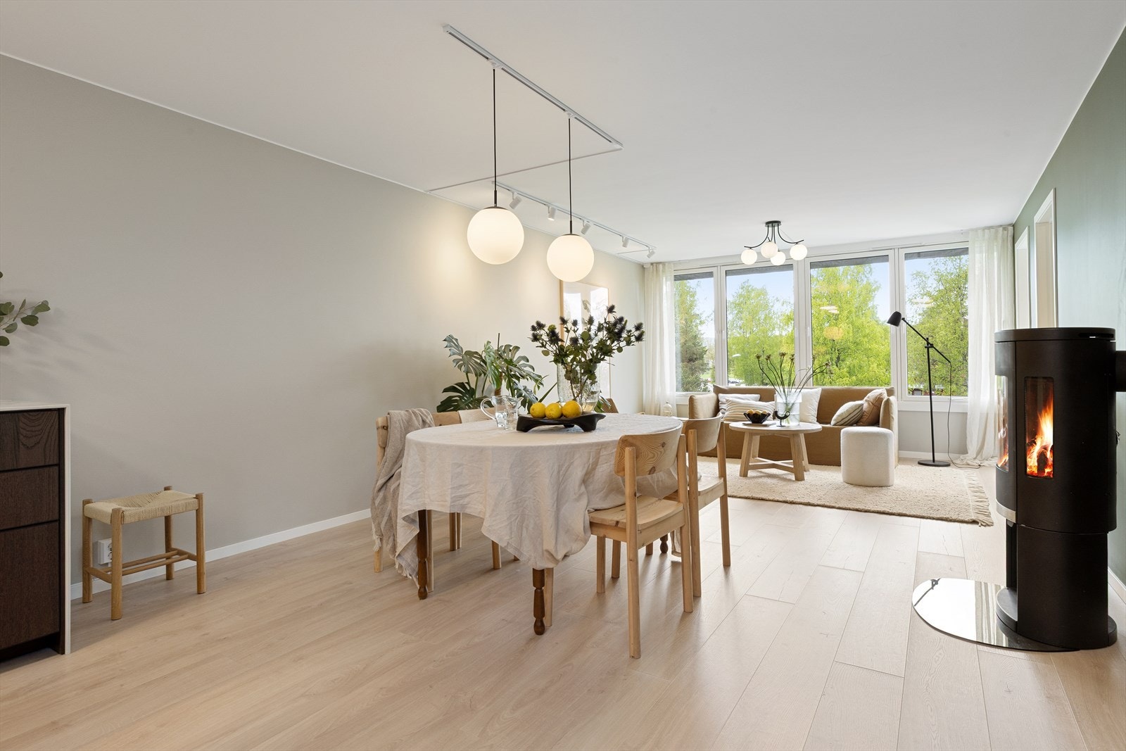 Stuen har god plass til både sofagruppe og spisebord. Galleribilde