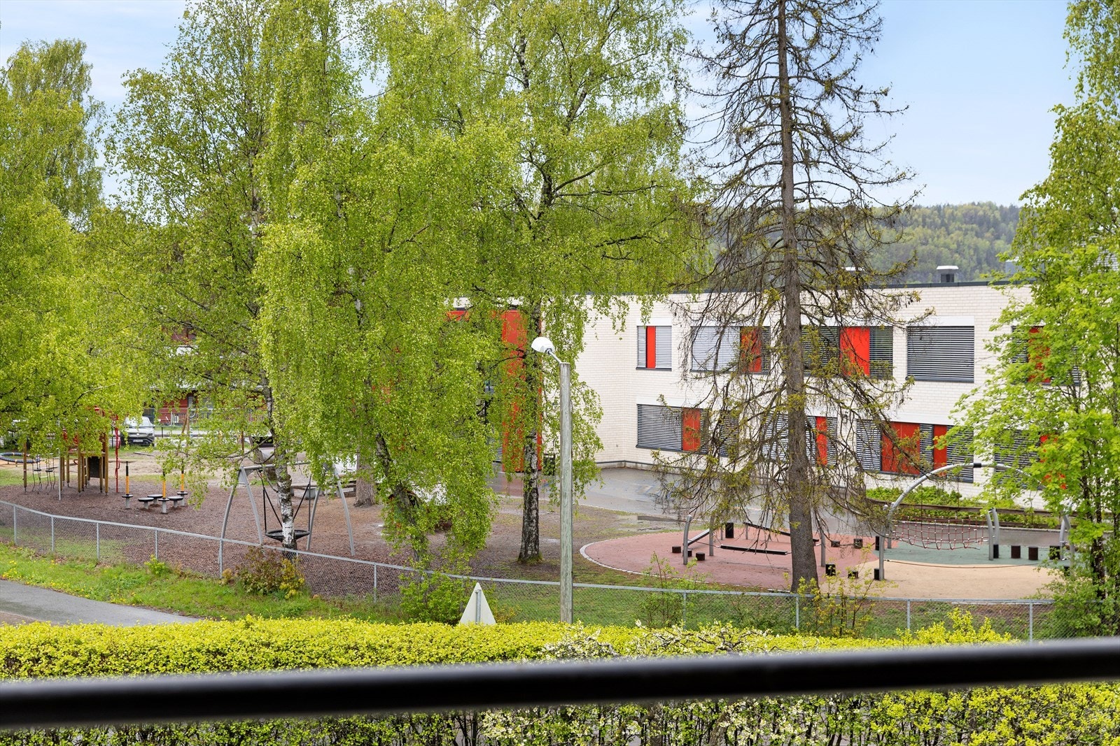 Utsikt mot Jong skole, som ligger kun ett minutts gange unna - en trygg skolevei uten kryssing av store veier. Galleribilde
