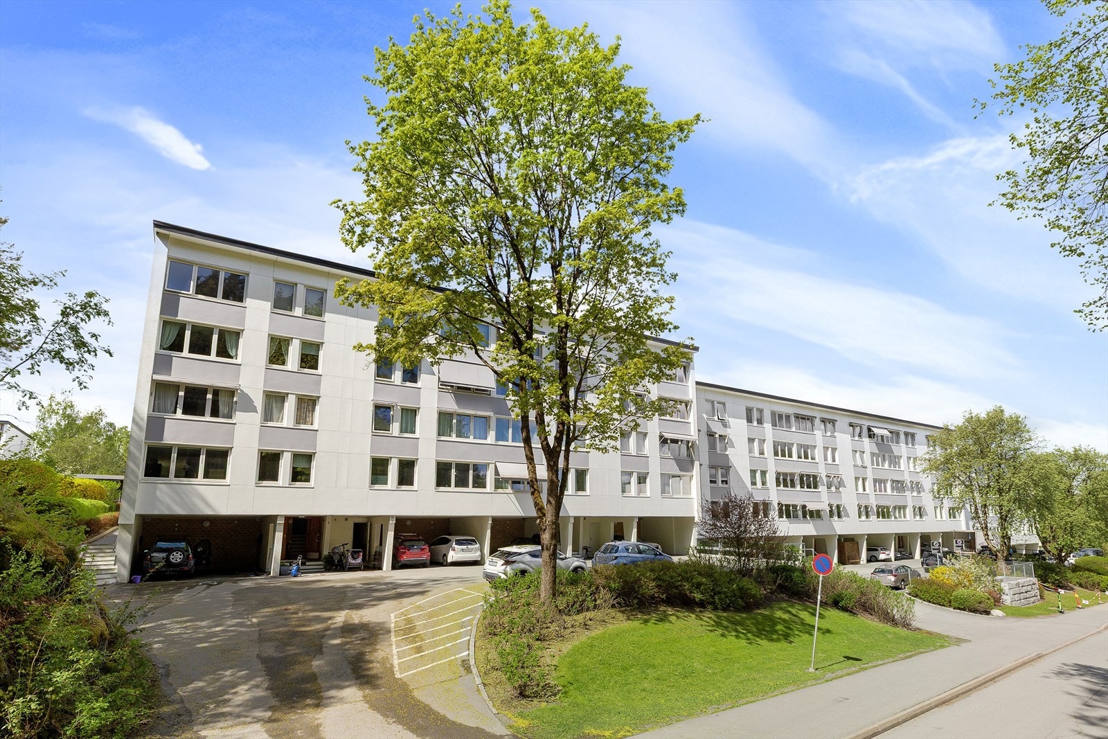 Leiligheten ligger i en velholdt boligblokk fra 1968, tilhørende Jongskollen Boligsameie IV. Galleribilde