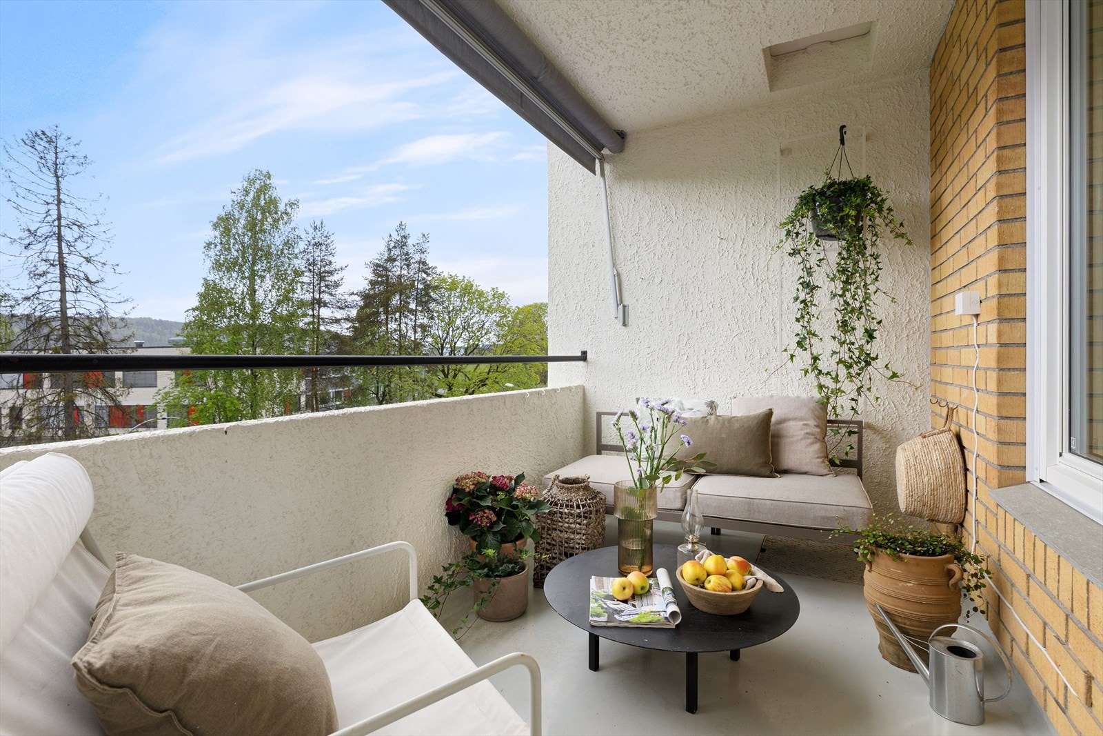 Fra stuen er det utgang til en balkong på ca. 6 m² med plass til en sittegruppe. Galleribilde