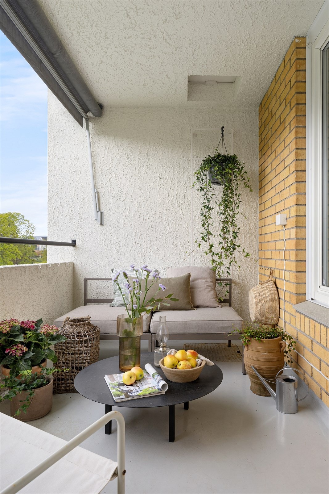 Balkongen har et solid rekkverk og gulv av betong, og er et fint uterom i sommerhalvåret. Galleribilde