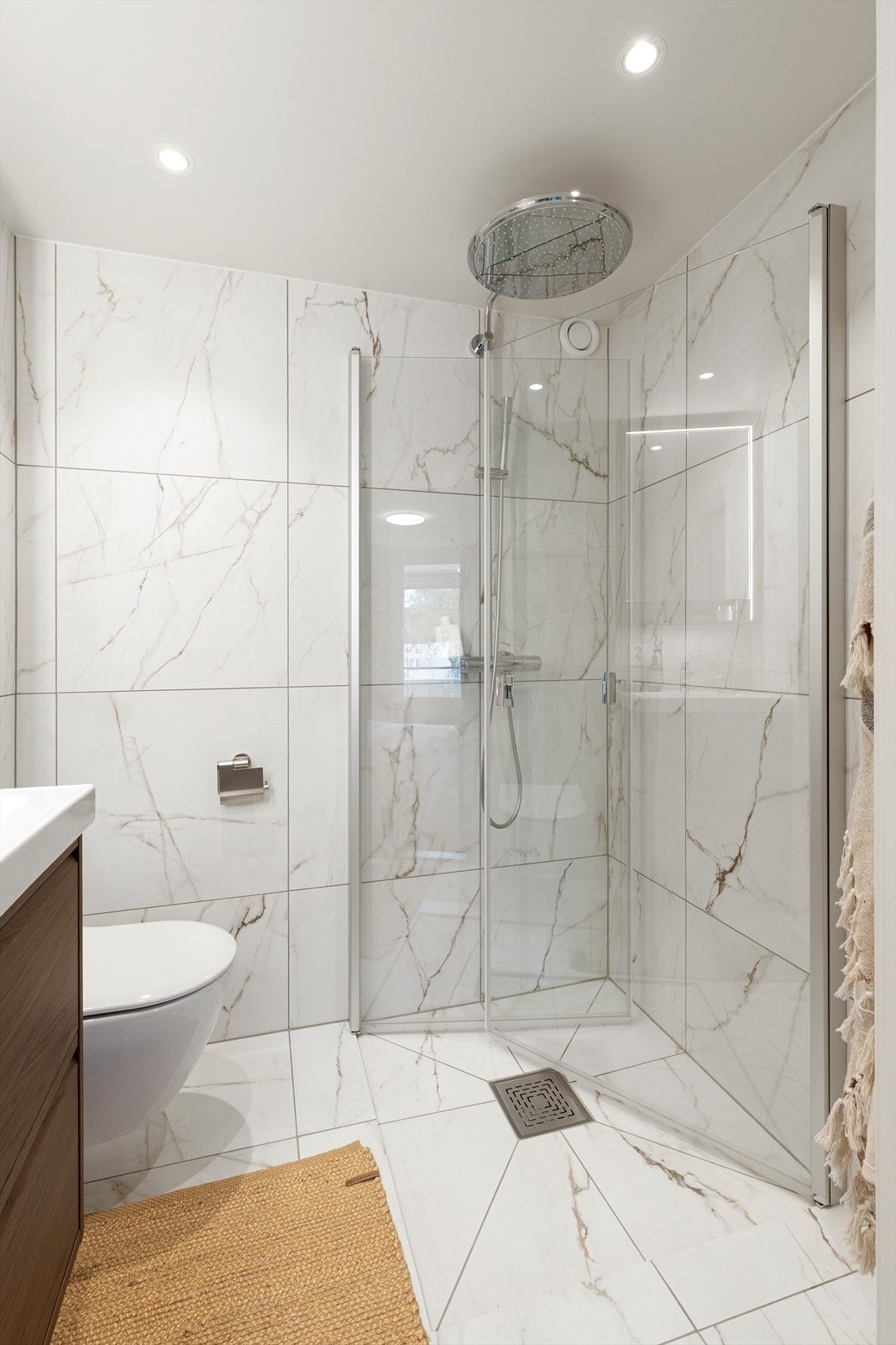 Badet tilknyttet hovedsoverommet ble etablert i 2024 og har store fliser og elektrisk gulvvarme. Galleribilde