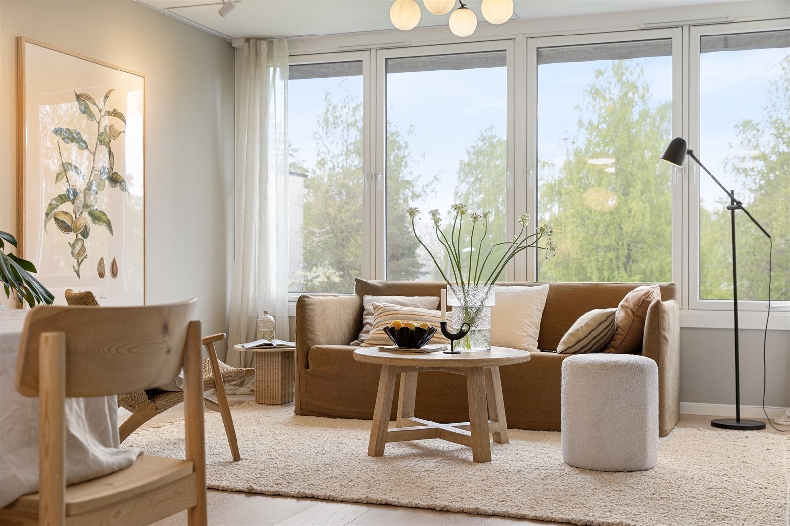 Den åpne løsningen mellom stue og kjøkken skaper en sosial og luftig sone for familien. Galleribilde