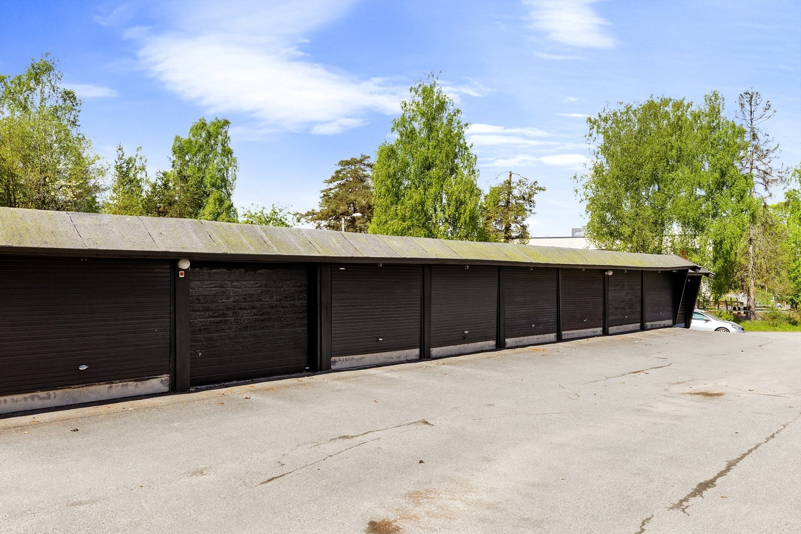 Med leiligheten følger det en garasjeplass i rekke (på baksiden av boligblokken). Garasjeplassen som tilhører er nr. 17. Galleribilde