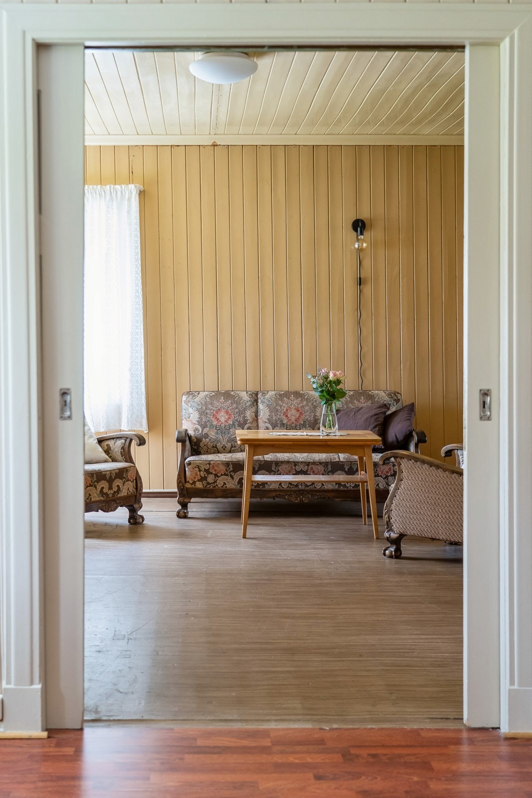 Originale, måla trefyllingsdører mellom fleire romma i husvære. Galleribilde