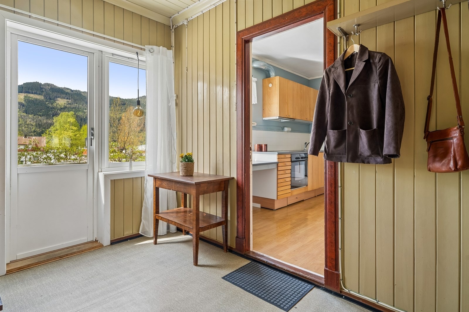 Velkommen inn!
Frå 2.etasje har du tilgang til vestvendt altan. Galleribilde