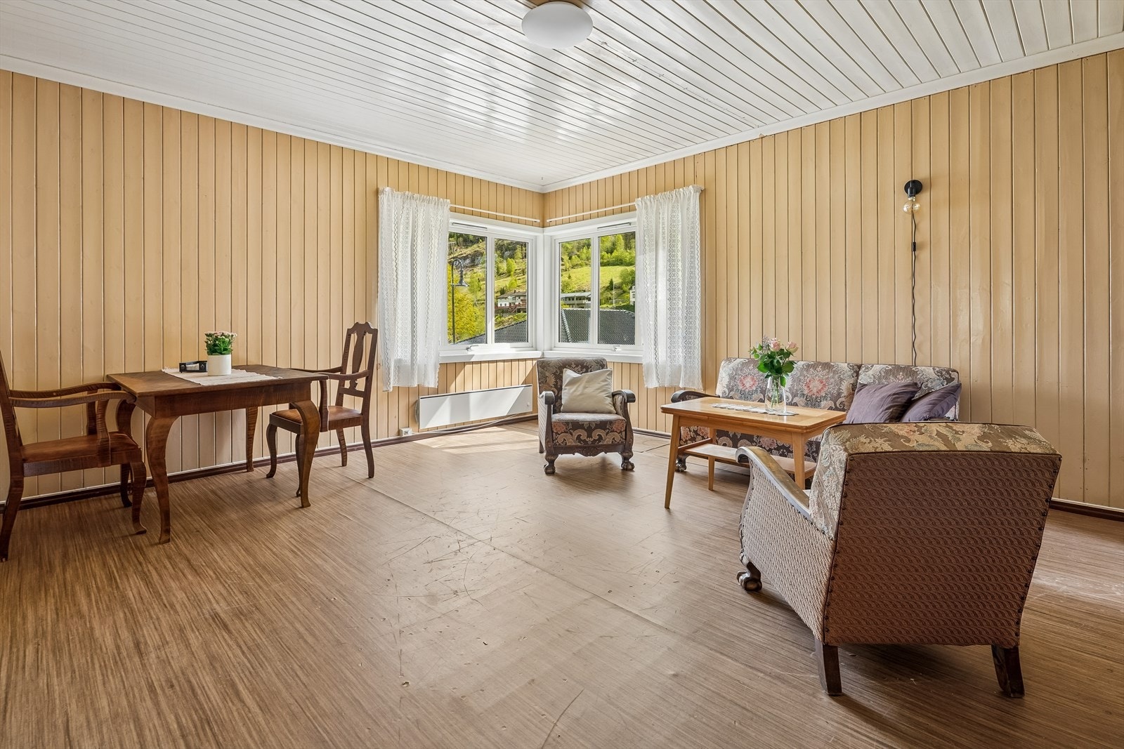 Fleire av vindauga i etasjen har 2-lags glasruter og vart skifta i 1999. Galleribilde