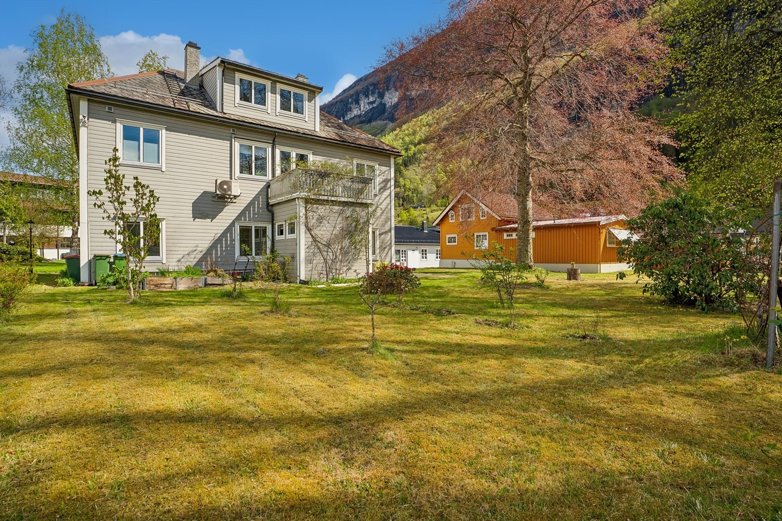 Huset har eit klassisk valmtak tekka med skifer.
Hagen er opparbeida med plen og elles diverse blomster, plantar, tre og busker. Galleribilde