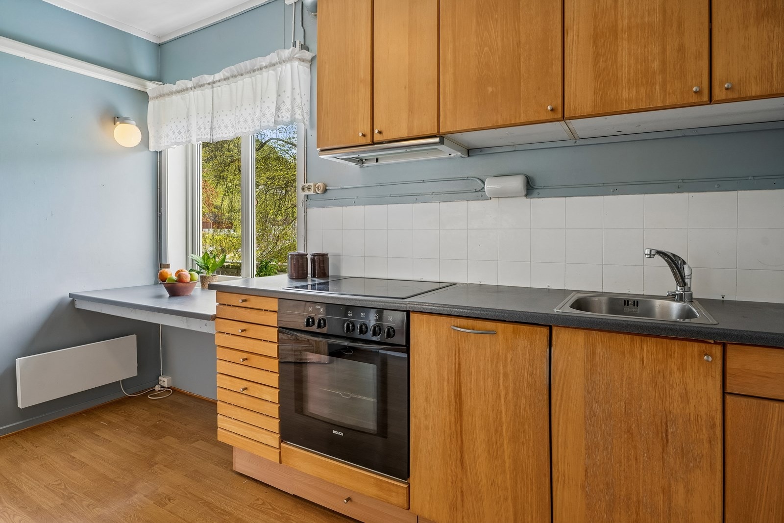 Kjøkken med innreiing montert i 2014. Integrerte kvitevare som koketopp, komfyr og oppvaskmaskin. Galleribilde