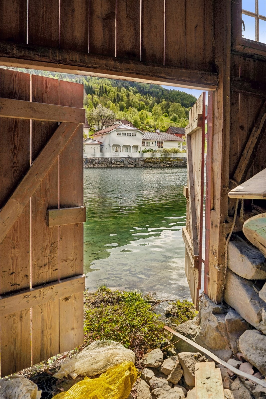 Naustet ligg omlag 50 meter frå husvære. Du har direkte tilgang til Stryneelva og fjorden. Galleribilde