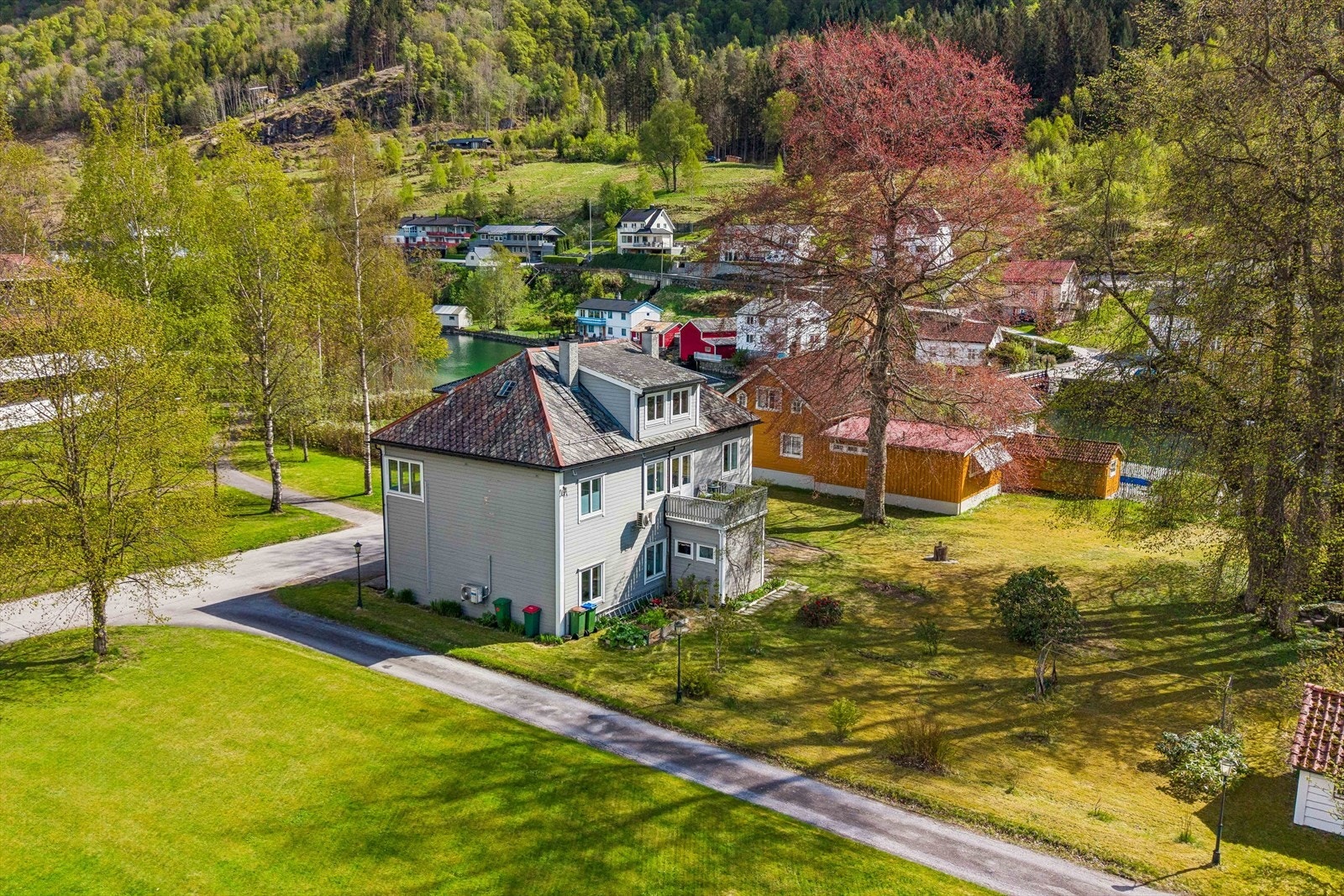 Det er gangavstand til alle daglege fasilitetar frå eigedommen. Likevel ligg eigedommen i ein tilbaketrukken del av sentrum, og det er lite biltrafikk. Galleribilde
