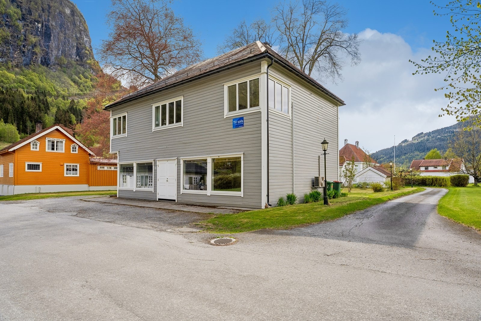 Næringsdelen i første etasje har store vindauge ut mot gata og eigen inngang. Galleribilde