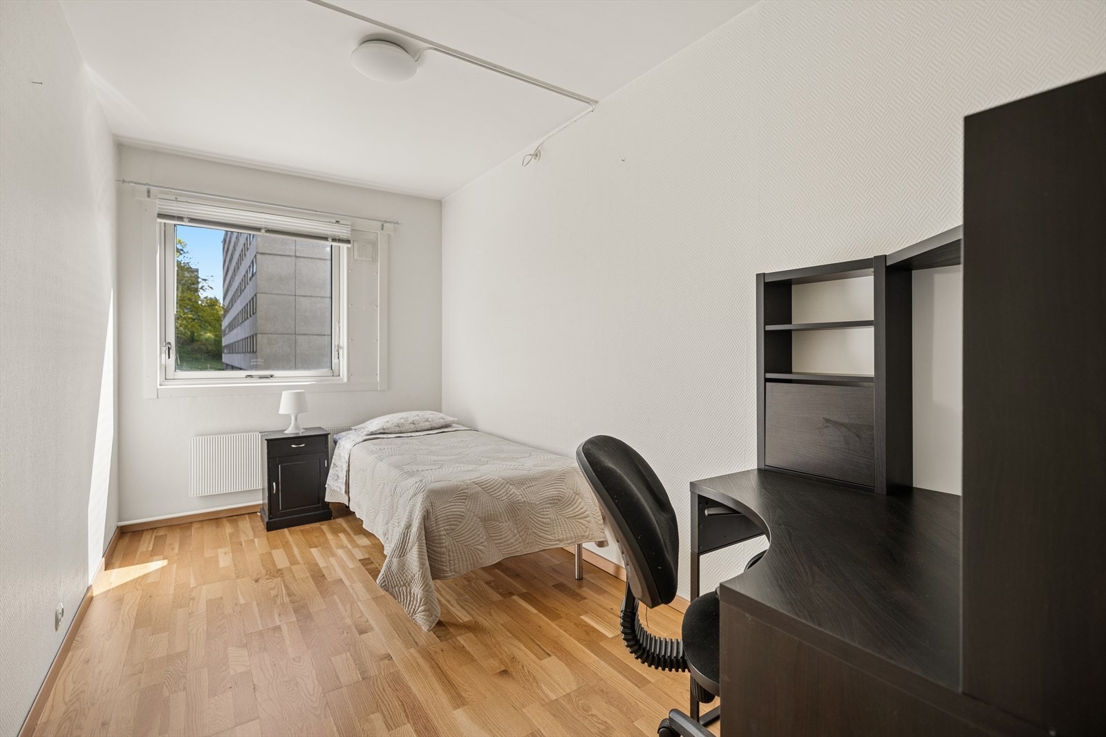 Rommet har plass til både seng og arbeidsstasjon, og gir fleksibel bruk som soverom, gjesterom eller hjemmekontor. Galleribilde