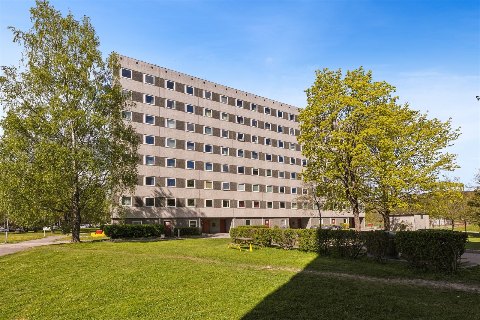 En koslig høyblokk med trivelige grønne fellesområder og luftige omgivelser. Galleribilde
