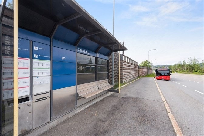 Nærmeste busstopp Smedstua eller "Haugenstua Torg" er Ca. 8 minutters gange unna. Galleribilde