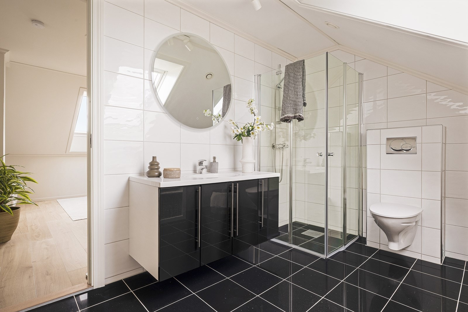Dette badet har også balansert ventilasjon og et takvindu som gir dagslys. Galleribilde