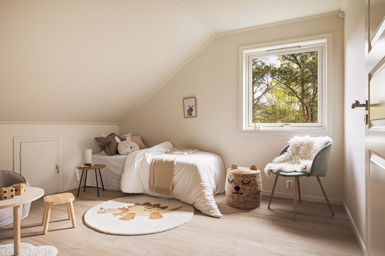 Soverom på loftet med plass til seng og lekeareal. Galleribilde