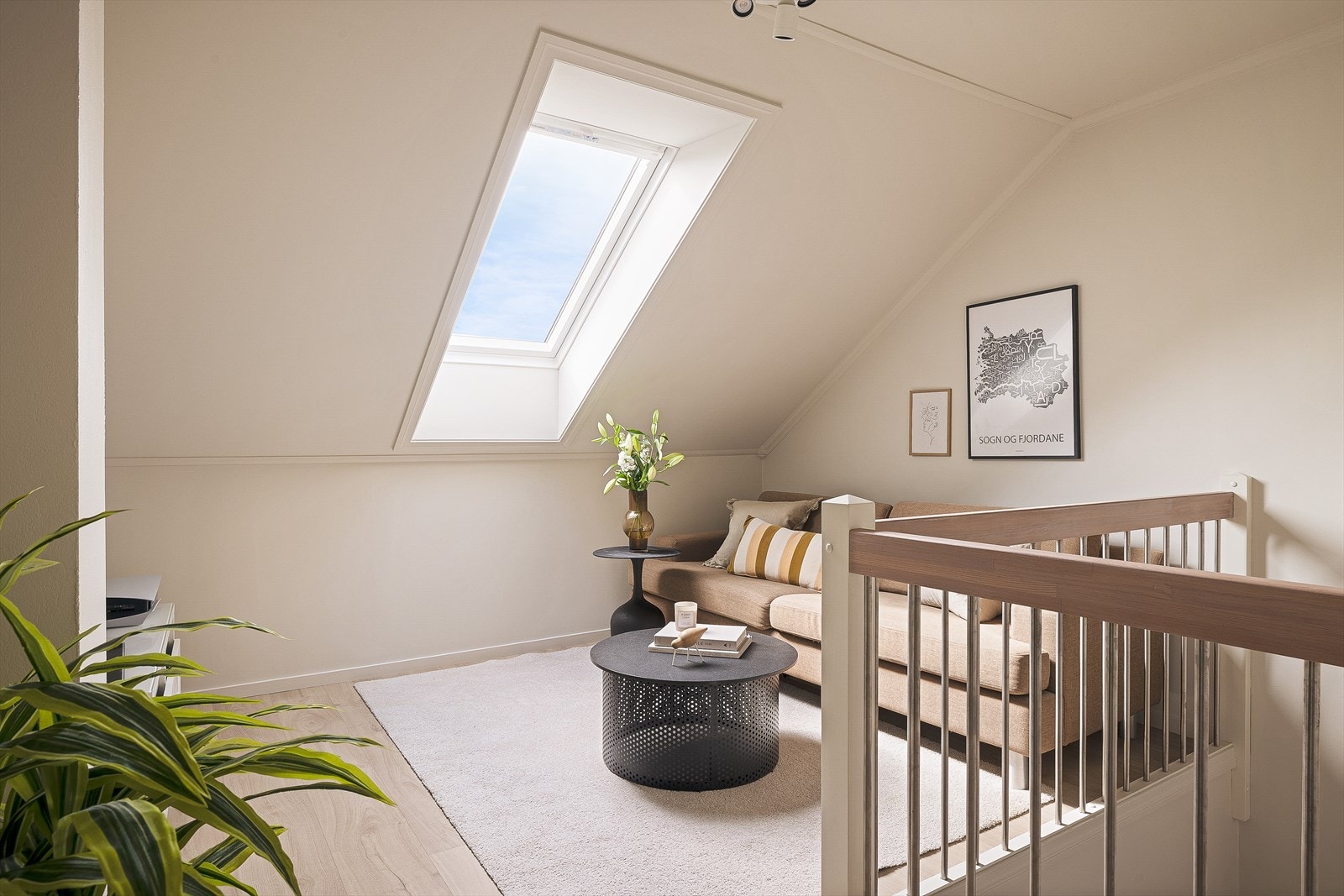 Loftstuen i tredje etasje gir en ekstra, tilbaketrukket sone for familien. Galleribilde