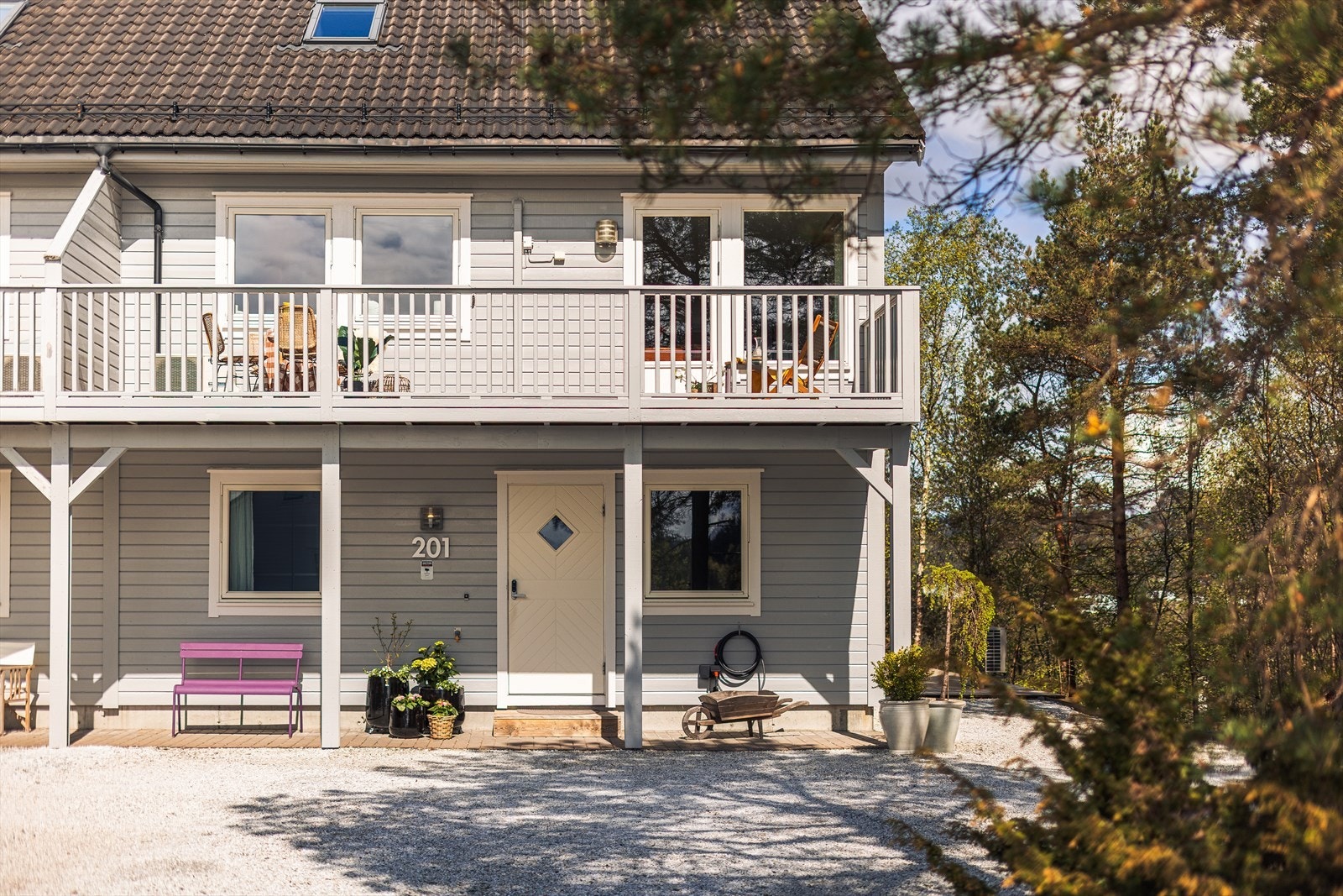 Boligen strekker seg over tre plan og har altaner på begge sider av andre etasje. Galleribilde