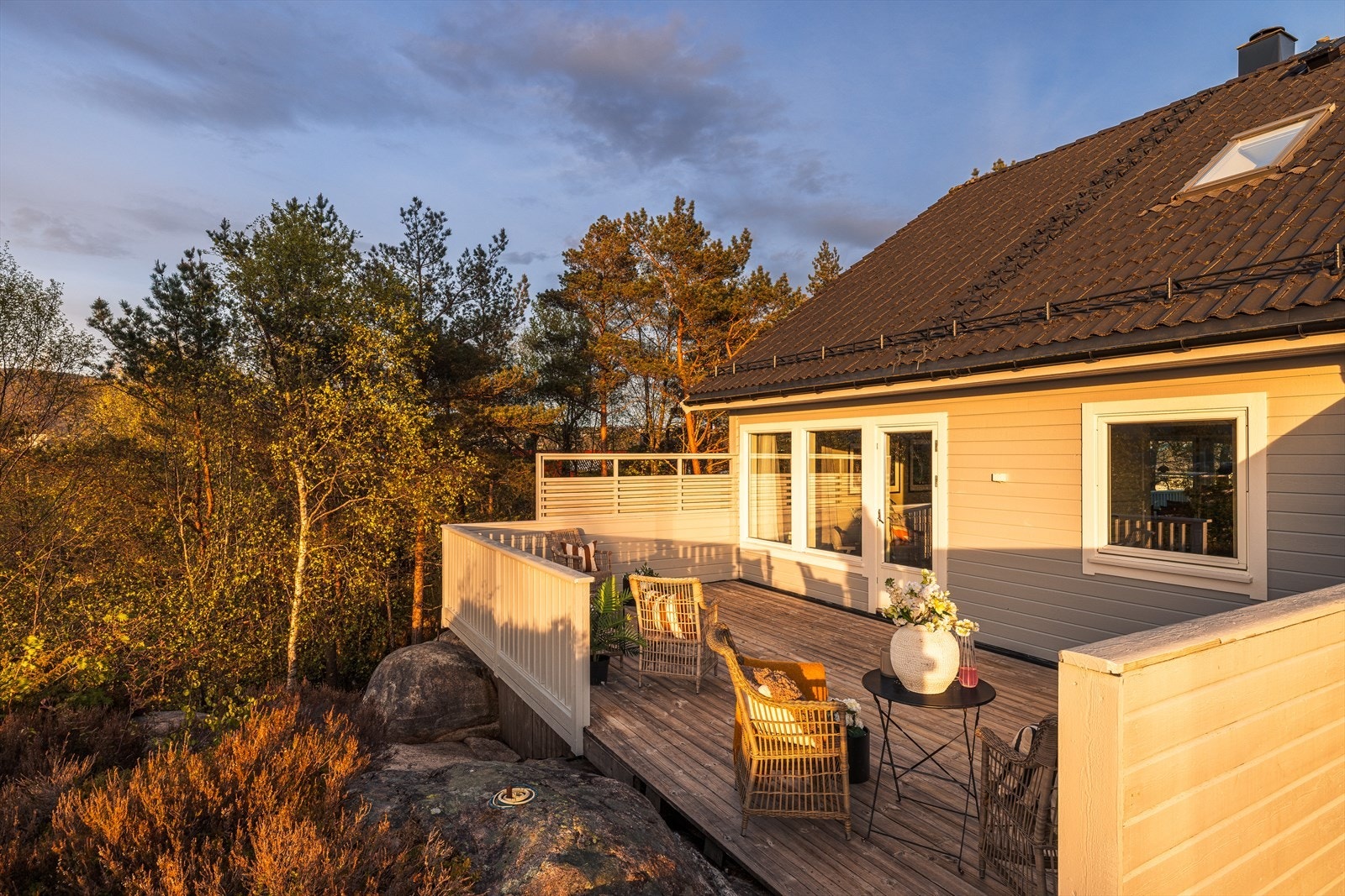 Altanen er bygget med trebjelkelag og terrassebord, og er en fin forlengelse av stuen. Galleribilde